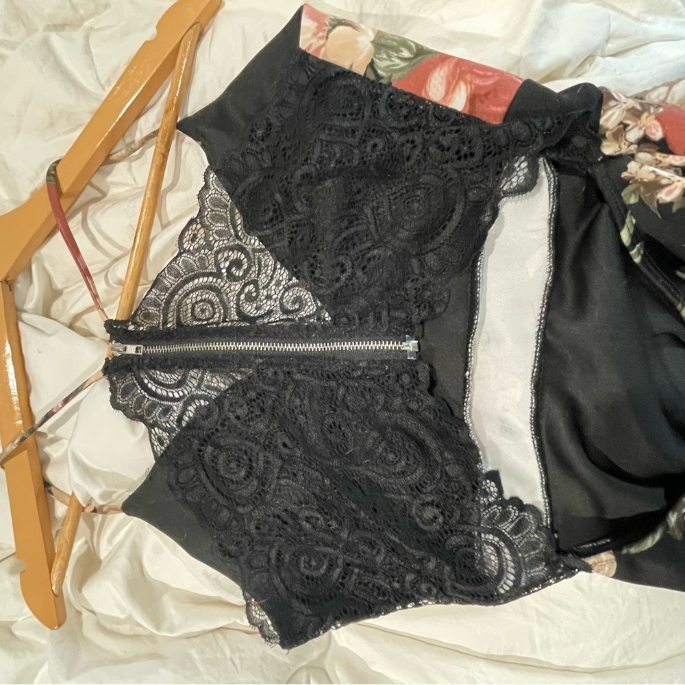 Eclipse-Flowered lace back dress-size small - Picture 4 of 5